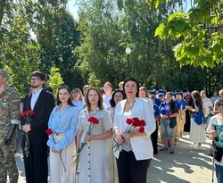 Память и уважение: члены Общественной палаты возложили цветы к памятнику воинам-десантникам у музея ВДВ